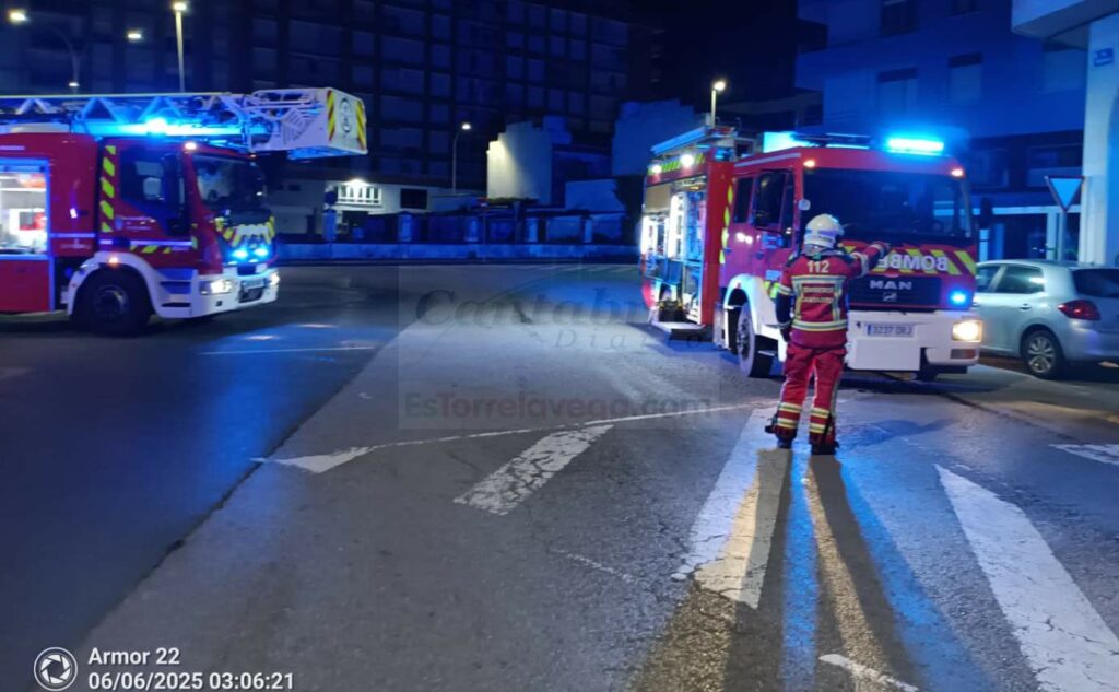 Bomberos del Gobierno extinguen de madrugada un incendio en un supermercado de Laredo