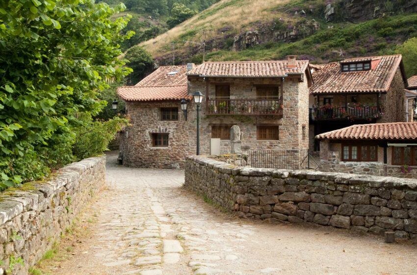  Bárcena Mayor gana el premio «Pueblo de Cantabria 2025»