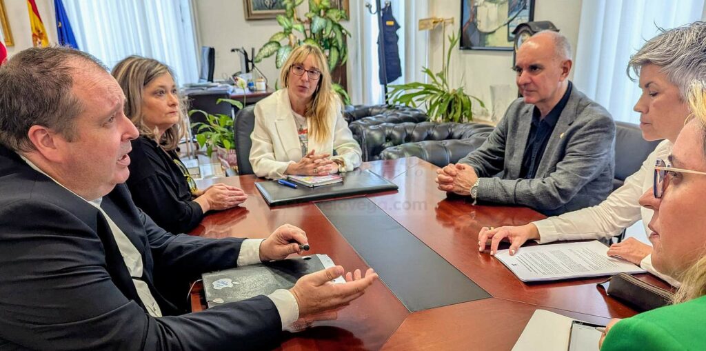 Gómez de Diego se reúne con la asociación PAISAJE, entidad cántabra dedicada a la prevención del suicidio