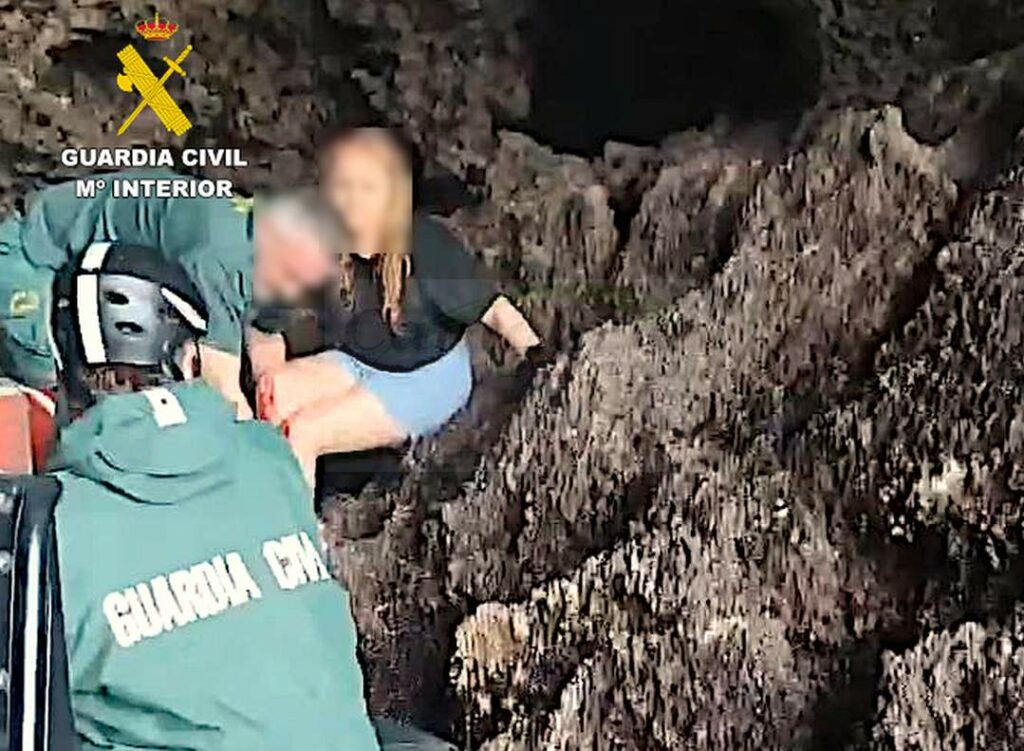 Rescatada "in extremis" una mujer encaramada a unas rocas en el “Faro del Caballo” de Santoña