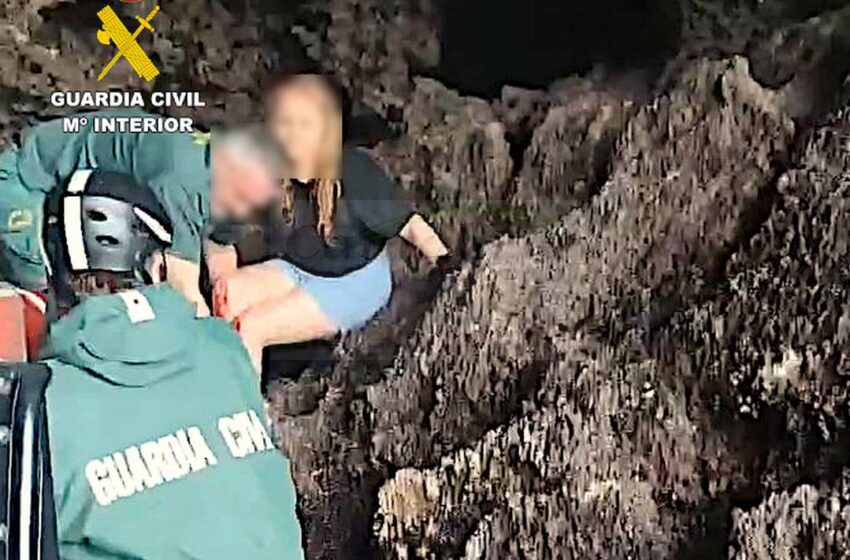 Rescatada «in extremis» una mujer encaramada a unas rocas en el Faro del Caballo en Santoña