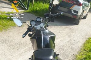 Detenido en Sarón por conducción temeraria sin carnet y con la matrícula falsificada