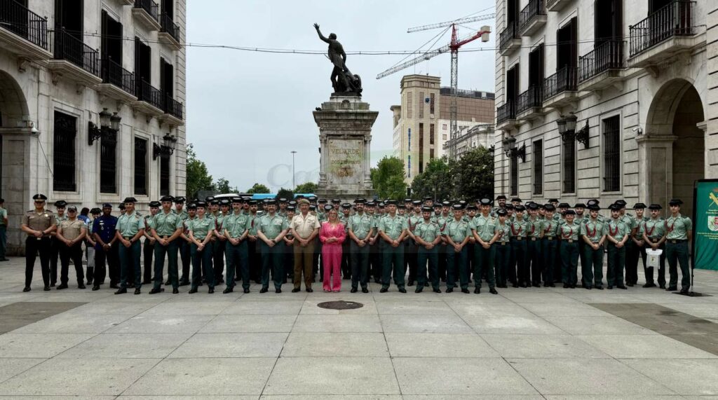 La delegada del Gobierno recibe a los futuros mandos de la Guardia Civil