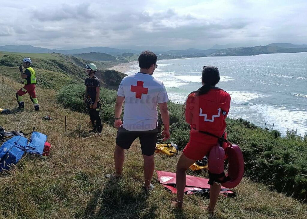 Rescatado un parapentista francés accidentado en la playa de Gerra