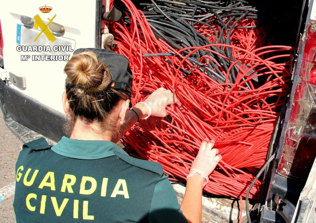 Cuatro detenidos en Los Corrales de Buelna con una furgoneta cargada con 400 kilos de cableado de cobre