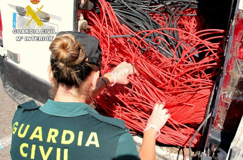  Cuatro detenidos en Los Corrales de Buelna con una furgoneta cargada con 400 kilos de cableado de cobre
