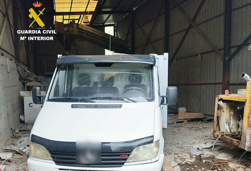 Dos detenidos mientras robaban en una cantera de Entrambasaguas