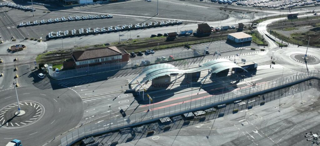 Nueve empresas optan a construir el nuevo cerramiento de seguridad entre el control de de Raos y el acceso ferroviario al puerto