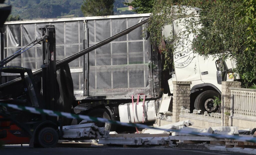 Cortada la carretera de Requejada por el accidente de un camión