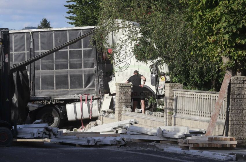 Cortada la carretera de Requejada por el accidente de un camión