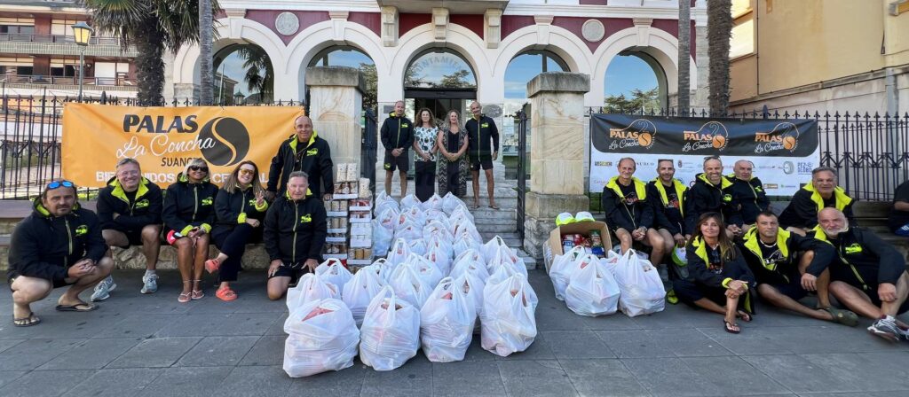 Voluntarios del II Maratón de Palas La Concha realizan la primera entrega solidaria al Banco de Alimentos de Suances