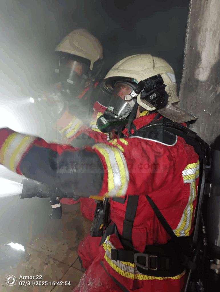 Bomberos del Gobierno extinguen un incendio en una vivienda de Penagos