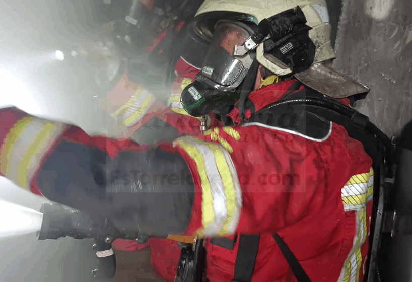  Bomberos del Gobierno extinguen un incendio en una vivienda de Penagos