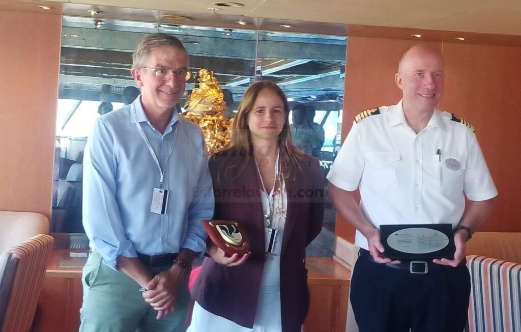 Entrega Metopa Borealis (de izquierda a derecha): el presidente de la APS y la representante de CANTUR, entregan una metopa al capitán del buque, Esteffan Rauneng - Primera escala del crucero Borealis en el Puerto de Santander