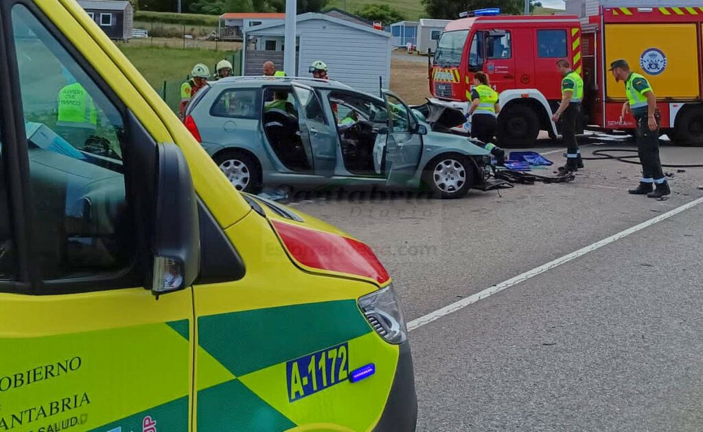 Grave accidente tras colisionar un turismo y una furgoneta en Meruelo