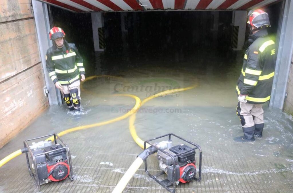 En la imagen, efectivos de la Unidad Militar de Emergencias (UME) ayudan a achicar agua en viviendas y garajes de Los Corrales de Buelna el 25 de enero de 2019 - (C) Foto: David Laguillo/CANTABRIA DIARIO