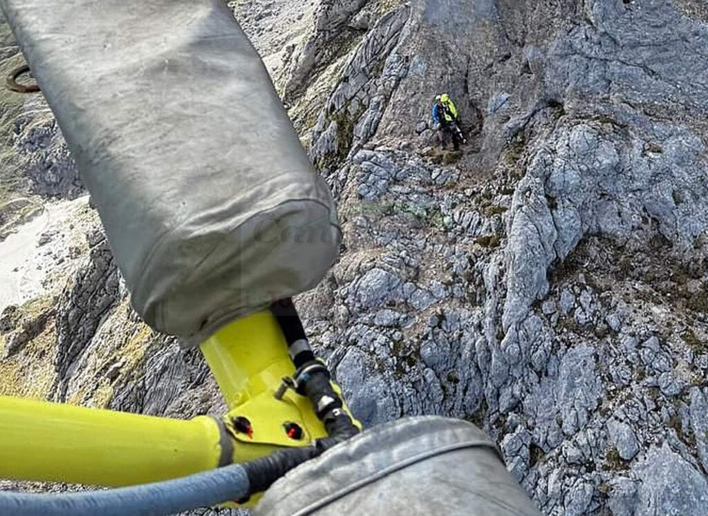 El helicóptero del Gobierno rescata a un escalador que se había precipitado en los Picos de Europa