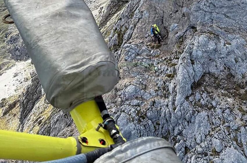 El helicóptero del Gobierno rescata a un escalador que se había precipitado en los Picos de Europa