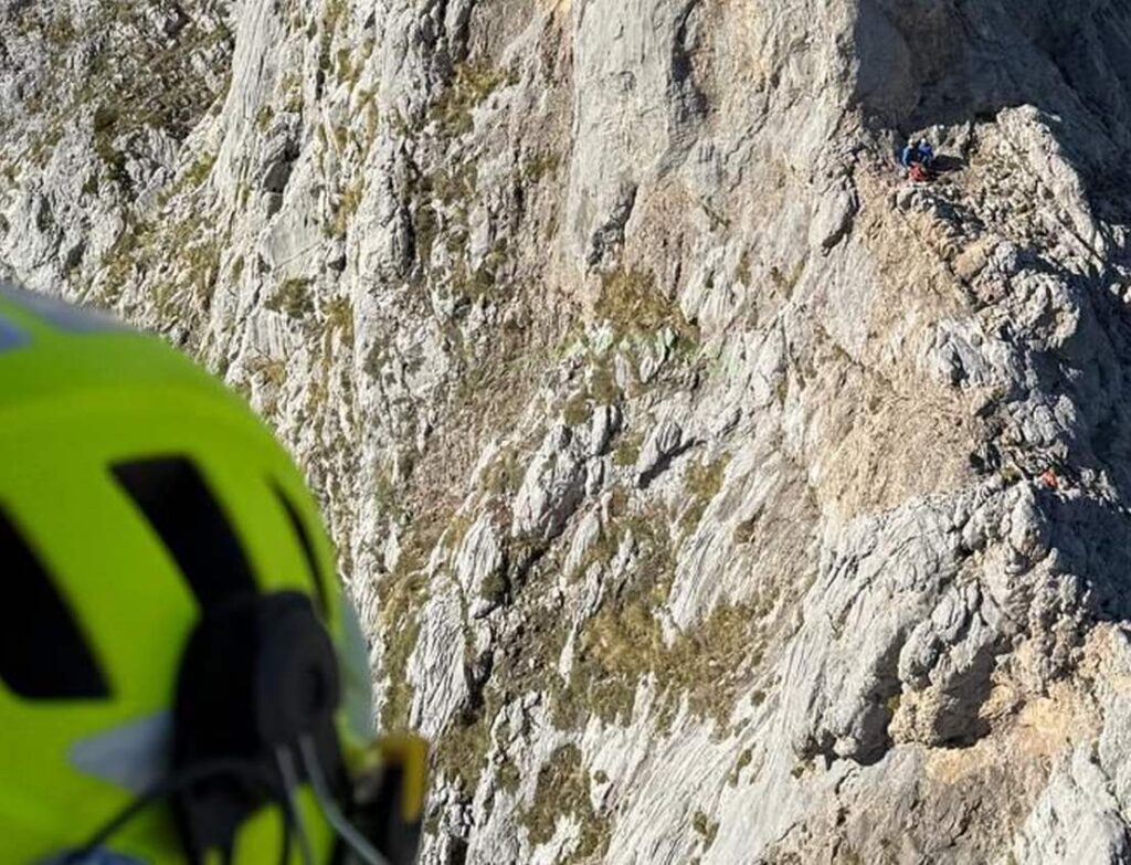 El helicóptero del Gobierno rescata a un escalador que se había precipitado en los Picos de Europa