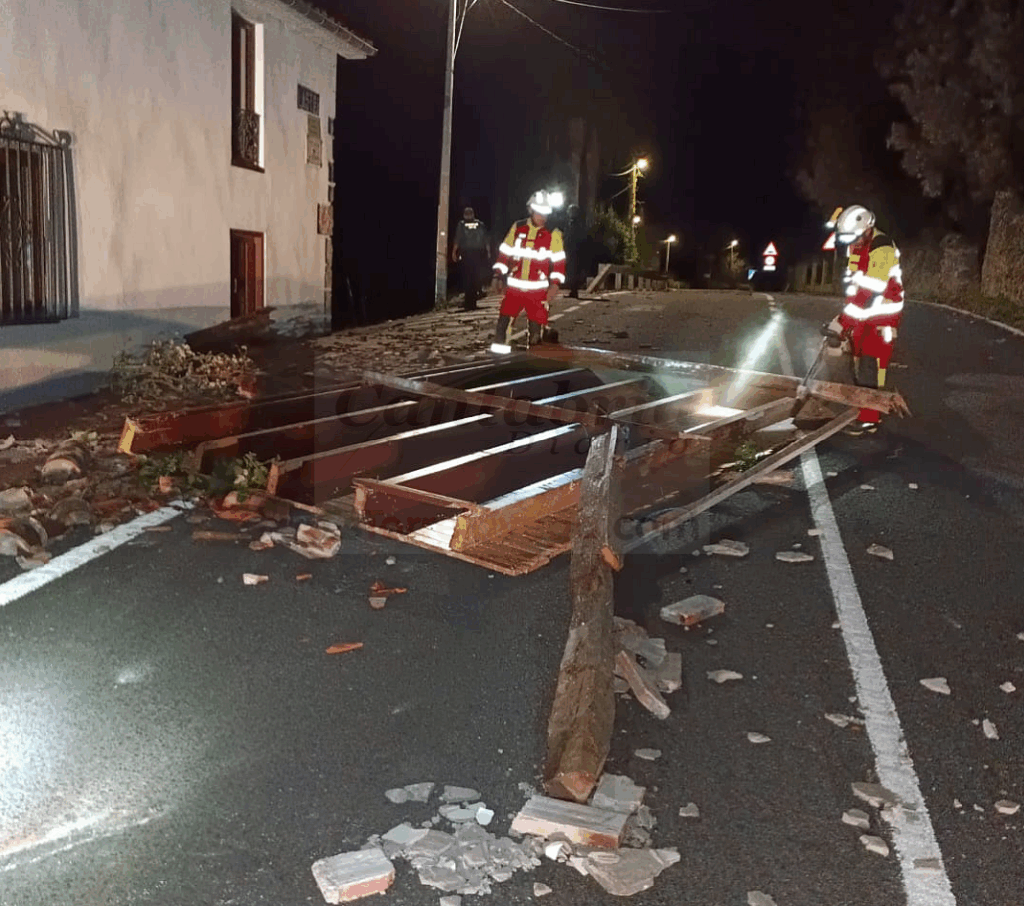 Foto: 112 - El viento arranca un balcón y parte de la cubierta de una vivienda en Ruesga