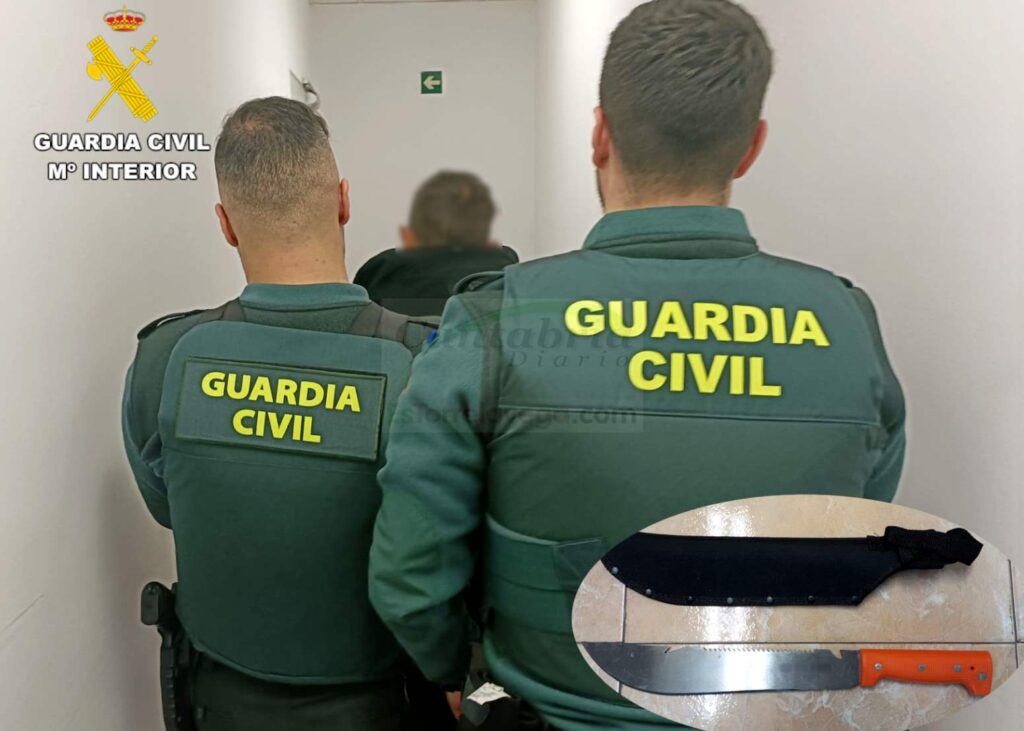 Dos detenidos por atracar con un machete una farmacia en Camargo