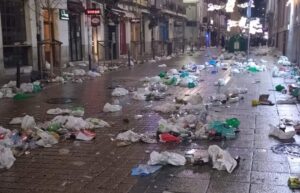 Los vecinos denuncian el estado de las calles tras el botellón de la "tardebuena"
