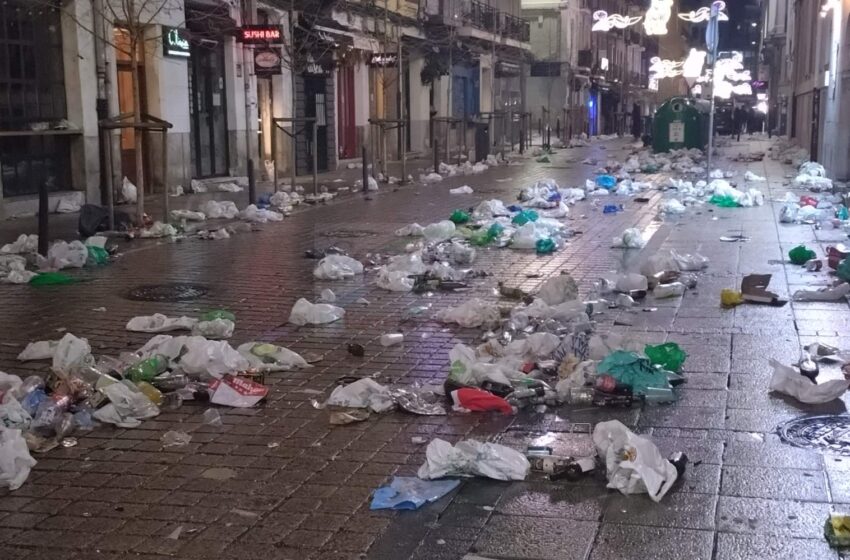 Los vecinos denuncian el estado de las calles tras el botellón de la "tardebuena"