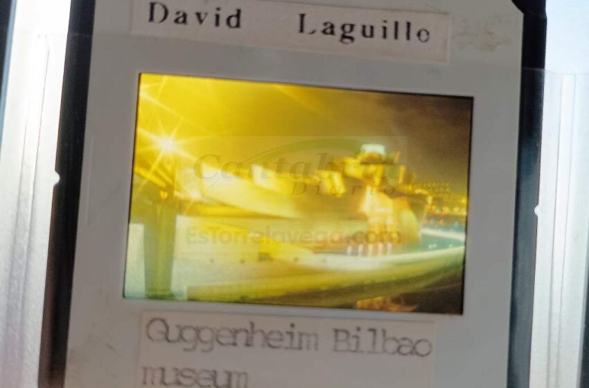 Una foto nocturna del museo Guggenheim de Bilbao en el año 1997, cuando todavía se hacían fotos en soporte químico (diapositivas, en este caso concreto) - (C) Foto: David Laguillo / CANTABRIA DIARIO