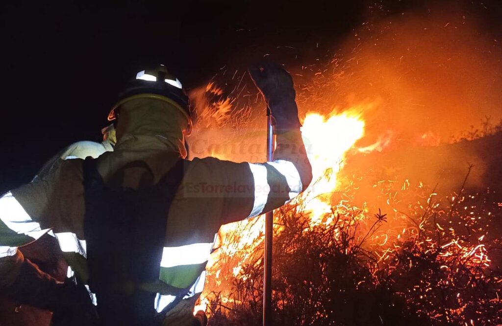 Extinguido un incendio forestal con afección a una cabaña en Liérganes