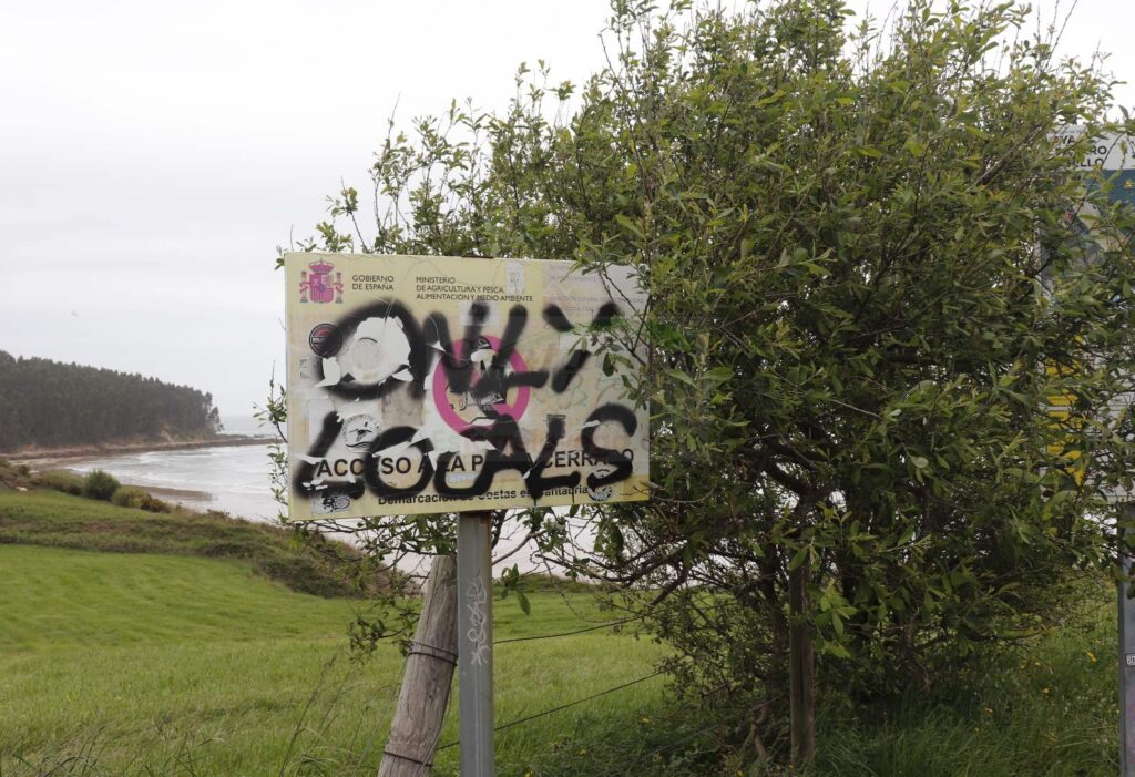 Cartel pintado con "Only locals" (solo locales) en San Vicente de la Barquera