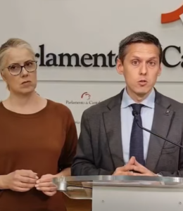 Norak Cruz y Mario Iglesias en el Parlamento de Cantabria
